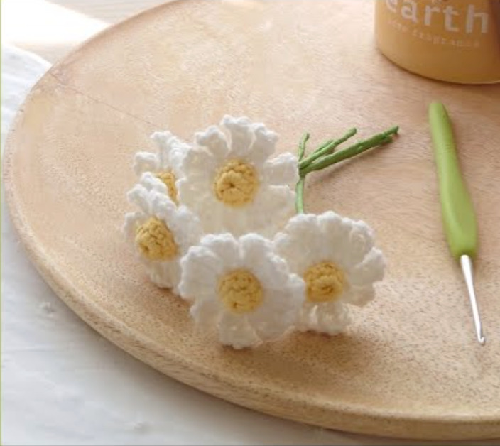 Great crochet daisy pattern with stem: always have flowers!