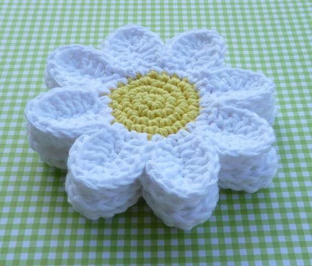 Free Daisy Crochet Pattern * Moms and Crafters