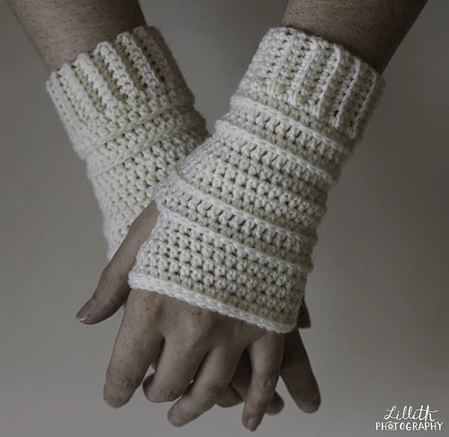 Quick & Easy Crochet Fingerless Gloves - FREE Pattern + Video Tutorial -  Hayhay Crochet